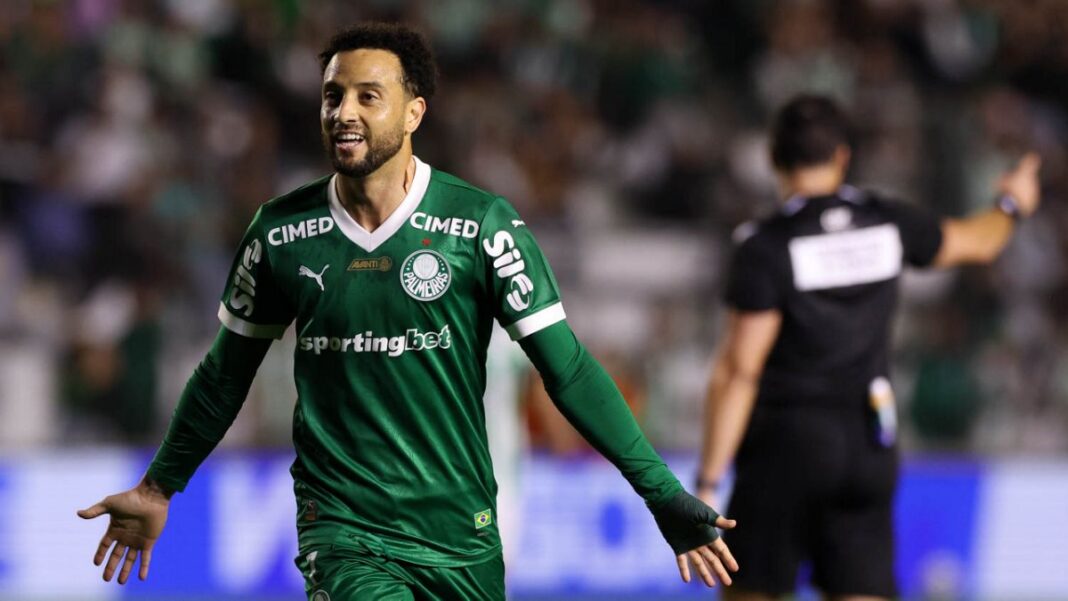 Felipe Anderson celebra o segundo gol do Palmeiras em campo
