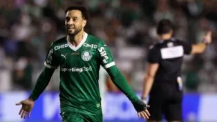 Felipe Anderson celebra o segundo gol do Palmeiras em campo