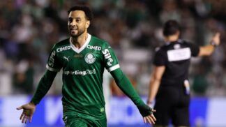 Felipe Anderson celebra o segundo gol do Palmeiras em campo