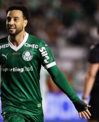 Felipe Anderson celebra o segundo gol do Palmeiras em campo