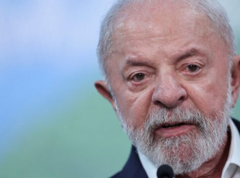 Presidente Lula fala ao microfone durante evento