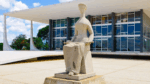 Fachada do Supremo Tribunal Federal, com estátua da justiça à frente