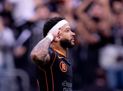 Memphis desencanta, Corinthians vence o Grêmio e encosta no G-8 do Brasileirão