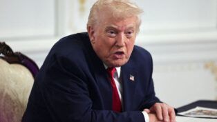 Presidente dos EUA, Donald Trump fala com os jornalistas no Salão Oval