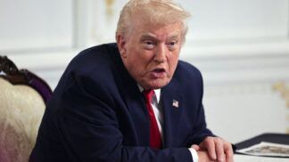 Presidente dos EUA, Donald Trump fala com os jornalistas no Salão Oval