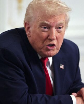 Presidente dos EUA, Donald Trump fala com os jornalistas no Salão Oval