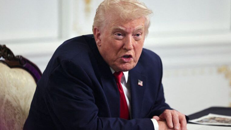 Presidente dos EUA, Donald Trump fala com os jornalistas no Salão Oval