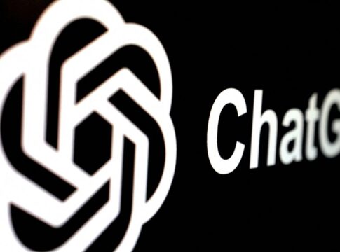 Logomarca do ChatGPT, em branco, sob um fundo preto