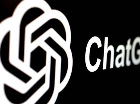 Logomarca do ChatGPT, em branco, sob um fundo preto