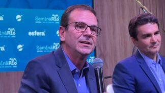 Prefeito do Rio de Janeiro, Eduardo Paes fala ao microfone em seminário da Esfera