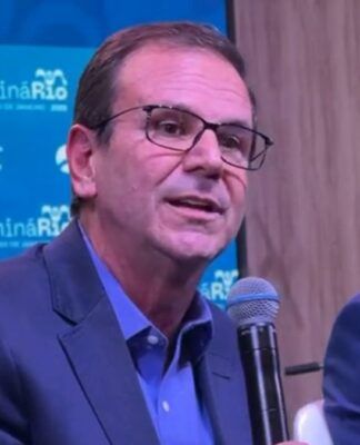 Prefeito do Rio de Janeiro, Eduardo Paes fala ao microfone em seminário da Esfera