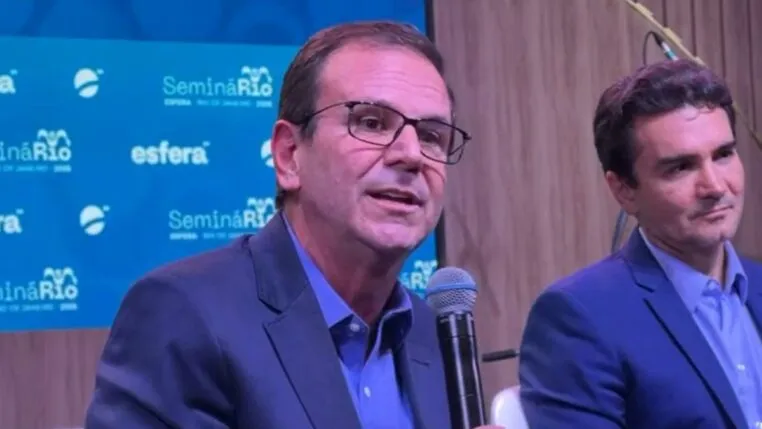 Prefeito do Rio de Janeiro, Eduardo Paes fala ao microfone em seminário da Esfera