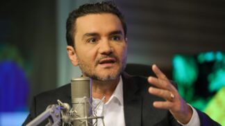 Ministro Celso Sabino fala ao microfone e gesticula