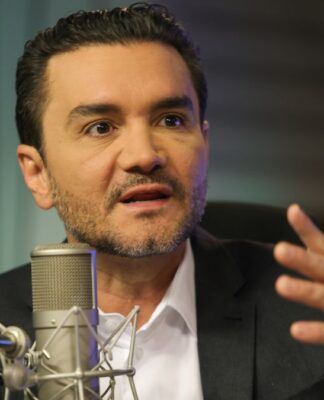 Ministro Celso Sabino fala ao microfone e gesticula