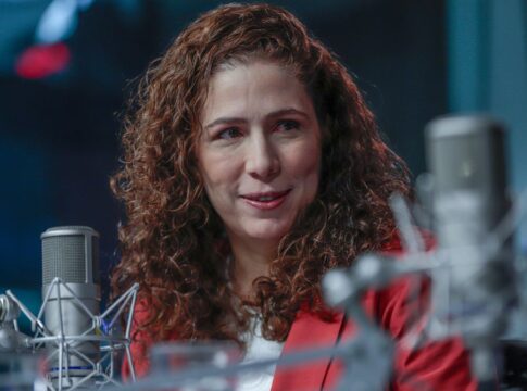 Ministra Esther Dweck fala ao microfone