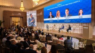 Autoridades debatem num palco em evento do Esfera Brasil