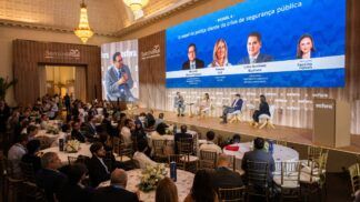 Autoridades debatem num palco em evento do Esfera Brasil