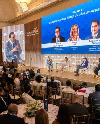 Autoridades debatem num palco em evento do Esfera Brasil