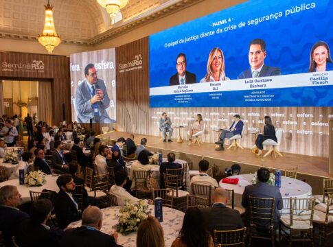 Autoridades debatem num palco em evento do Esfera Brasil