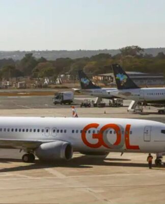 Avião da companhia Gol no pátio de um aeroporto