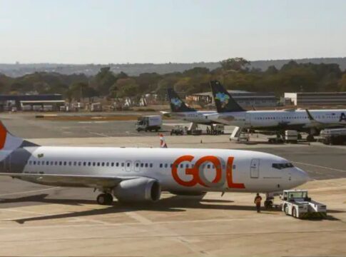 Avião da companhia Gol no pátio de um aeroporto