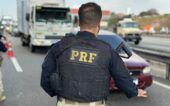 Policial da PRF participa de blitz na rodovia