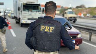 Policial da PRF participa de blitz na rodovia
