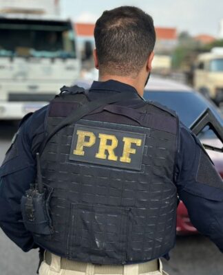 Policial da PRF participa de blitz na rodovia