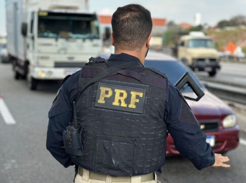 Policial da PRF participa de blitz na rodovia