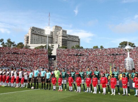 Times de Palmeiras e Flamengo estão perfilados no gramado antes da final de 2021