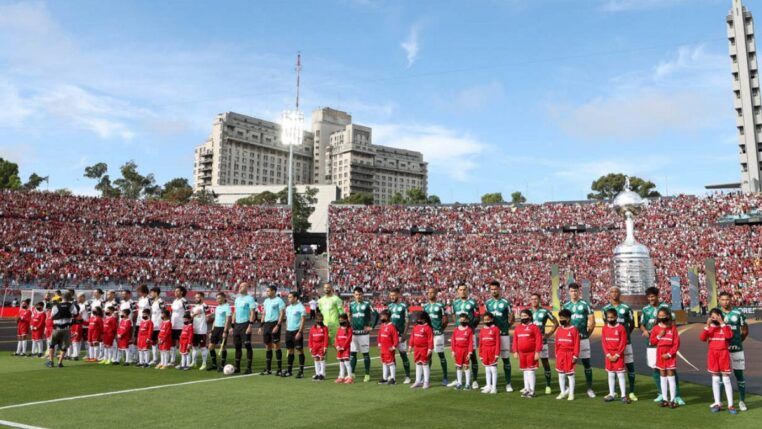 Times de Palmeiras e Flamengo estão perfilados no gramado antes da final de 2021