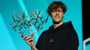 Jannik Sinner levanta o troféu após ser campeão do Masters 1000 de Paris
