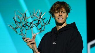 Jannik Sinner levanta o troféu após ser campeão do Masters 1000 de Paris