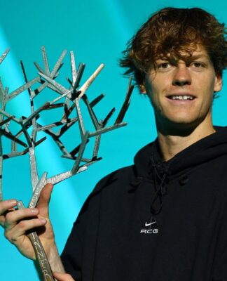 Jannik Sinner levanta o troféu após ser campeão do Masters 1000 de Paris