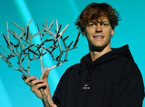 Jannik Sinner levanta o troféu após ser campeão do Masters 1000 de Paris
