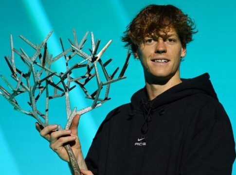 Jannik Sinner levanta o troféu após ser campeão do Masters 1000 de Paris