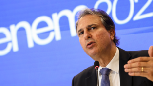 Ministro da Educação, Camilo Santana, durante coletiva de imprensa.