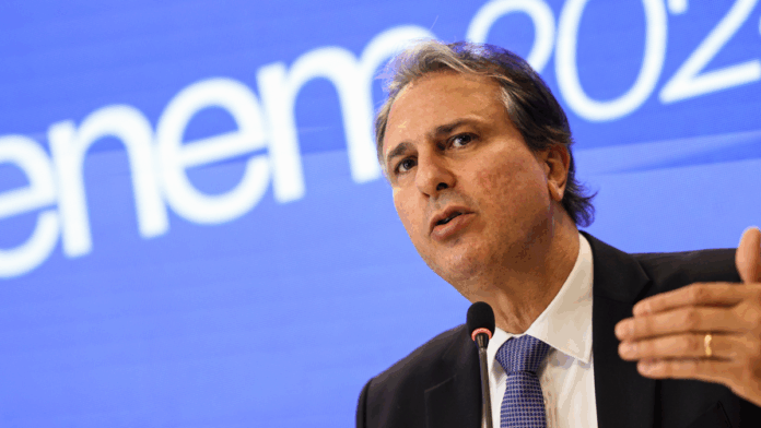 Ministro da Educação, Camilo Santana, durante coletiva de imprensa.