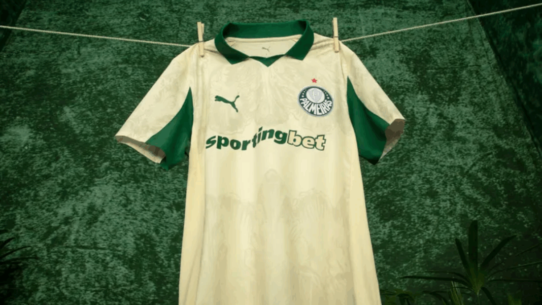Camisa três do Palmeiras, usada no Mundial de Clubes, pendurada em um varal