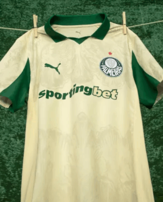 Camisa três do Palmeiras, usada no Mundial de Clubes, pendurada em um varal
