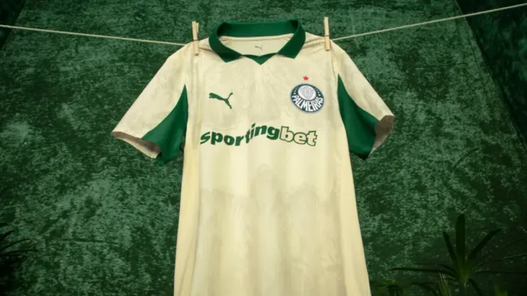 Camisa três do Palmeiras, usada no Mundial de Clubes, pendurada em um varal