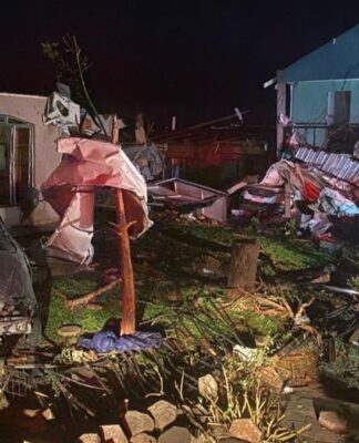 Foto noturna de casa destruida em Rio Bonito do Iguaçu após o tornardo