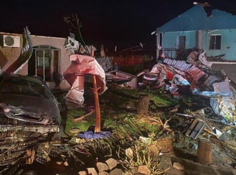 Foto noturna de casa destruida em Rio Bonito do Iguaçu após o tornardo
