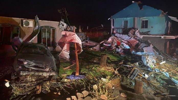 Foto noturna de casa destruida em Rio Bonito do Iguaçu após o tornardo