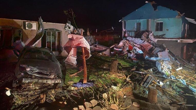 Foto noturna de casa destruida em Rio Bonito do Iguaçu após o tornardo