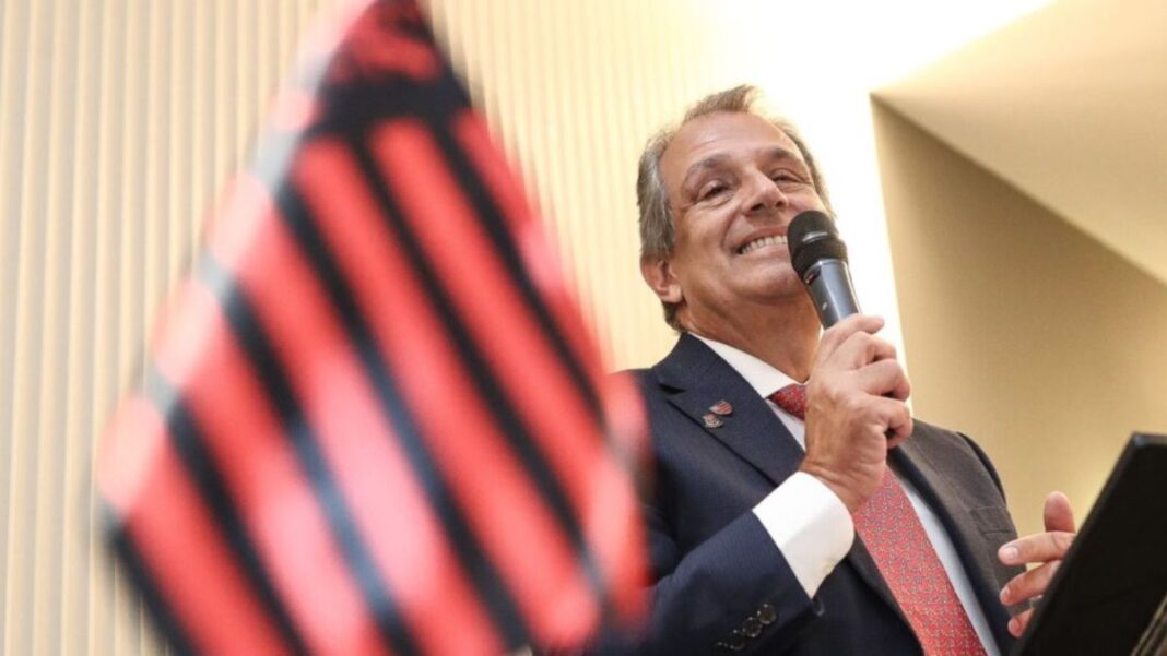 Bap discursa ao lado da bandeira do Flamengo