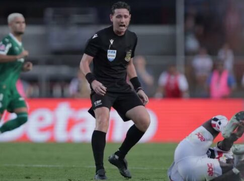 Árbitro Ramon Abetti Abel de pé, ao lado de um jogador do São Paulo no chão, durante partida contra o Palmeiras