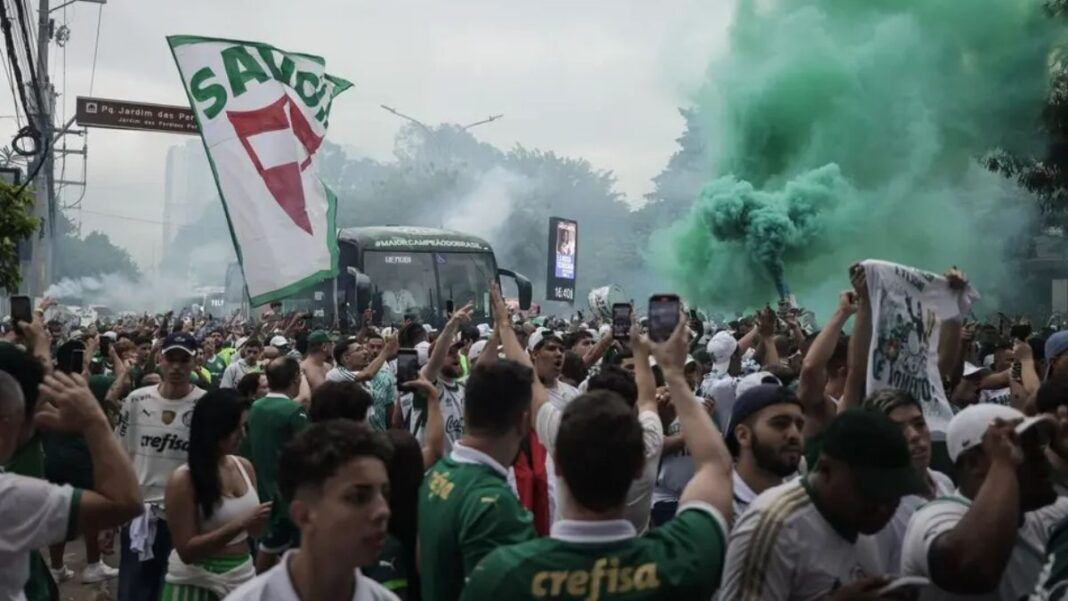 Torcedores do Palmeiras concentrados na rua em frente ao CT do clube