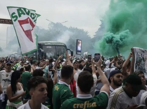Torcedores do Palmeiras concentrados na rua em frente ao CT do clube