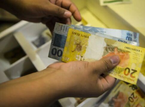 Brasil bate recordes históricos de renda e derruba pobreza em ritmo pós-Real, diz Ipea